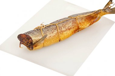 Beyaz tahtada mutfak sıcak füme somon balık