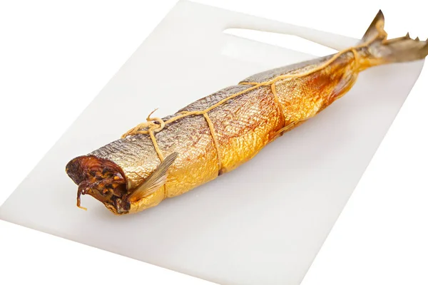 Poisson de saumon fumé chaud sur la planche de cuisine sur blanc — Photo