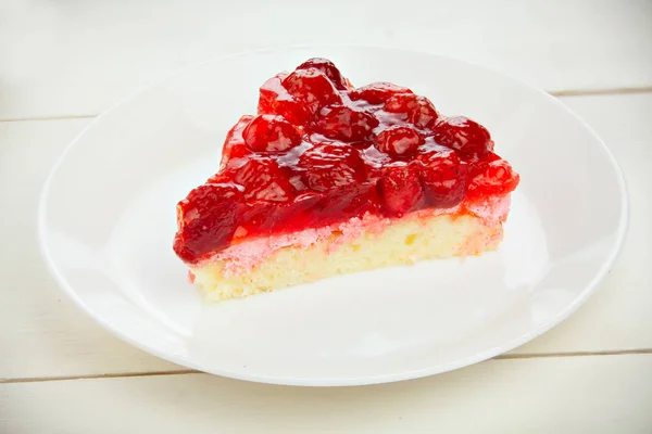 Heerlijke cheesecake met aardbeien — Stockfoto
