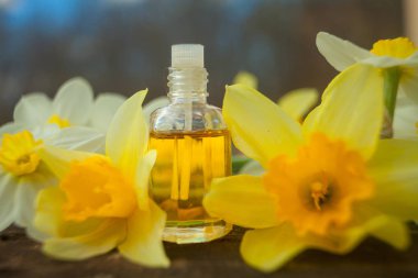 Güzel Cam masaya çiçek özü