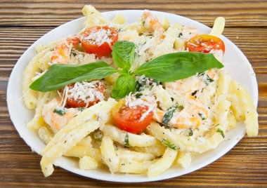 lezzetli lezzetli spagetti karides ve plaka üzerinde fesleğen ile 