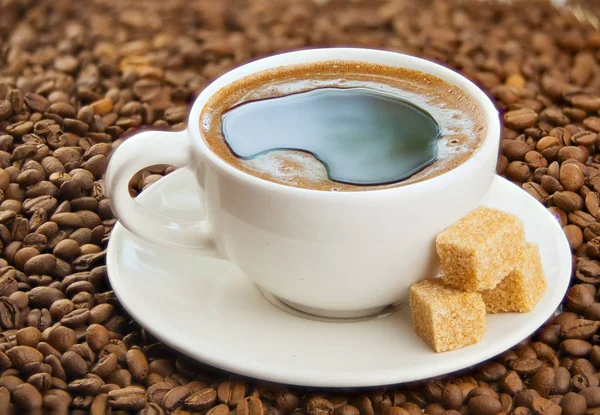 Café em xícara de café com grãos naturais — Fotografia de Stock