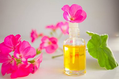 Güzel Cam masaya çiçek özü