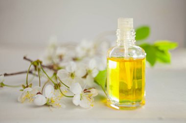 Güzel Cam masaya çiçek özü