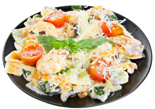 Deliciosos espaguetis deliciosos con camarones y albahaca en el plato — Foto de Stock