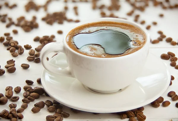 Café dans une tasse de café avec des grains naturels — Photo