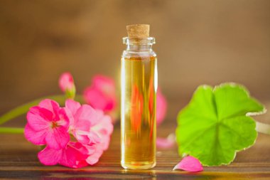 Güzel Cam masaya çiçek özü