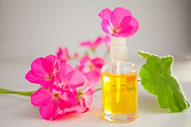 Güzel Cam masaya çiçek özü