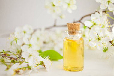 Güzel Cam masaya çiçek özü