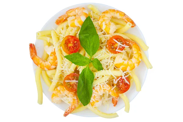 Вкусные спагетти с креветками и базиликом на тарелке — стоковое фото