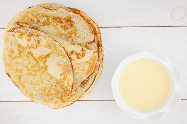 Lezzetli sıcak krep yerken üzerine plaka üzerinde beyaz masa üstü göster