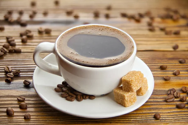 Kaffee in Kaffeetasse mit natürlichen Körnern — Stockfoto