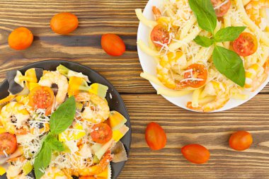 lezzetli lezzetli makarna karides ve plaka üzerinde fesleğen ile 