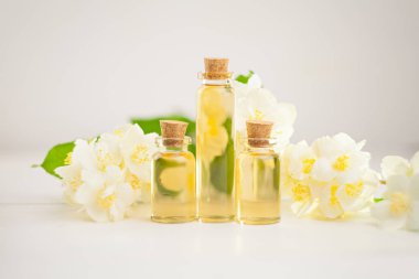 Güzel Cam masaya çiçek özü