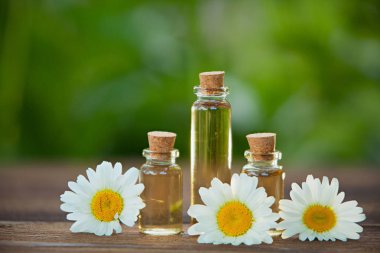 Güzel Cam masaya çiçek özü