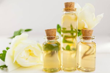 Güzel Cam masaya çiçek özü