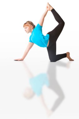 güzel kadının yoguna beyaz arka plan yapması