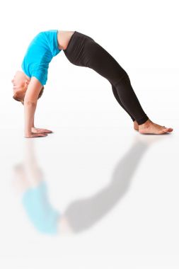 güzel kadının yoguna beyaz arka plan yapması