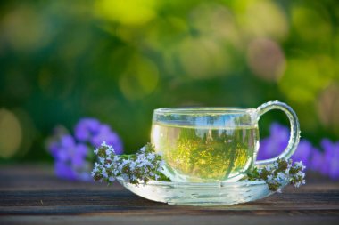 Masada yeşil çay olan kristal bardak.