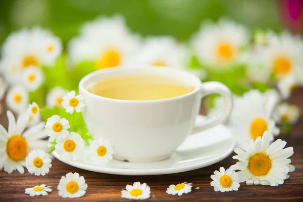 Taza de porcelana con té verde en la mesa — Foto de Stock