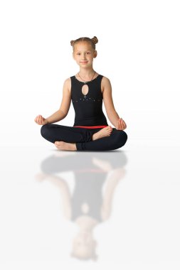 güzel kadının yoguna beyaz arka plan yapması