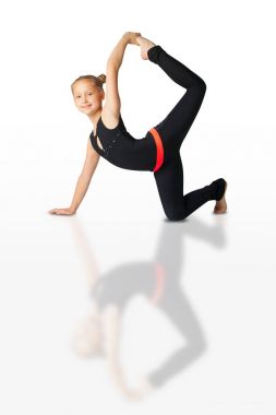 güzel kadının yoguna beyaz arka plan yapması