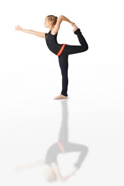 güzel kadının yoguna beyaz arka plan yapması