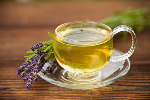 Вкусный зеленый чай в красивой стеклянной чаше на столе — стоковое фото