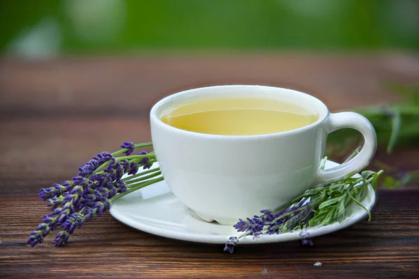 Delicioso té verde en un hermoso tazón de vidrio en la mesa — Foto de Stock