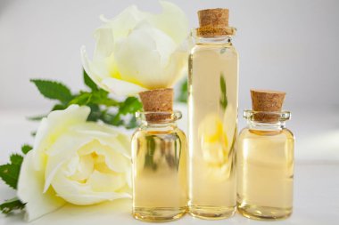 Güzel Cam masaya çiçek özü