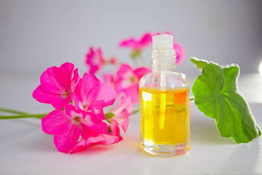 Güzel Cam masaya çiçek özü