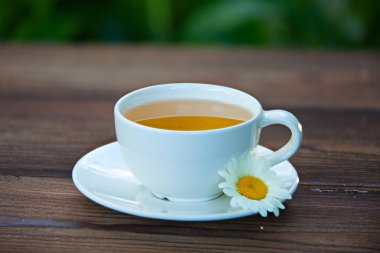 porcelainl Kupası ile yeşil çay tablo