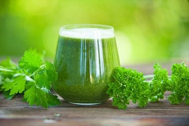 maydanoz ve kereviz suyu cam masada