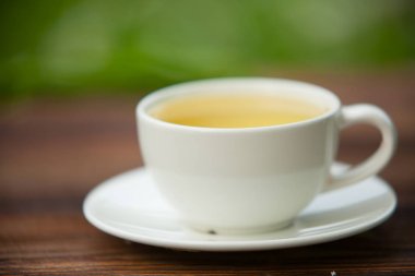 porcelainl Kupası ile yeşil çay tablo