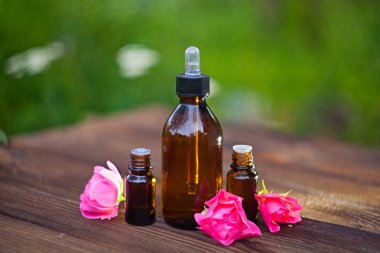 Güzel Cam masaya çiçek özü