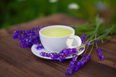 tablo üzerinde bir güzel cam kase lezzetli yeşil çay