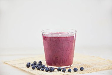 Yaban mersini milkshake beyaz masada güzel cam