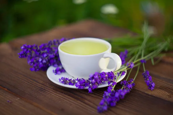 Delicioso té verde en un hermoso tazón de vidrio en la mesa — Foto de Stock