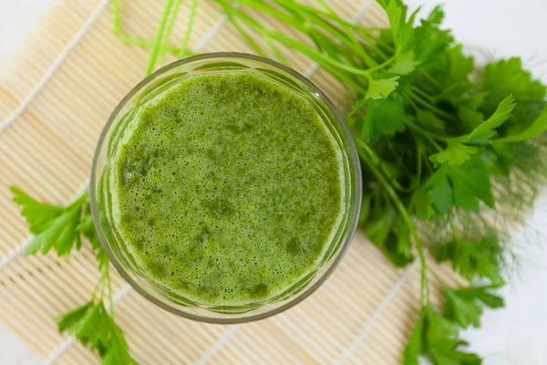 Prezzemolo e succo di sedano in vetro sul tavolo — Foto Stock