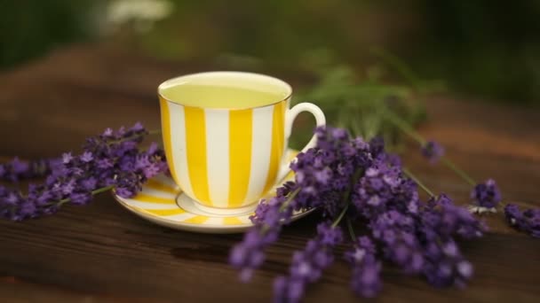 Смачний зелений чай в красивій скляній мисці на столі — стокове відео