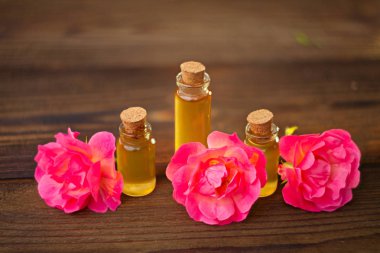 Güzel Cam masaya çiçek özü