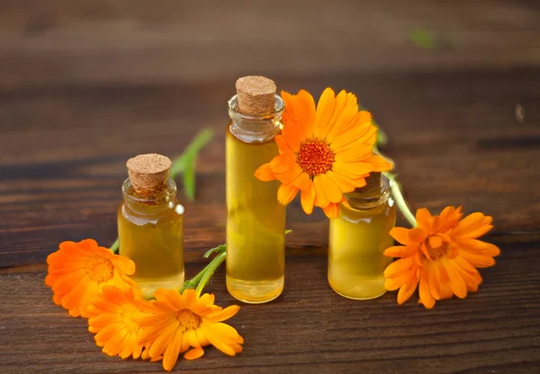 Masaya güzel cam şişe lavanta çiçek özü