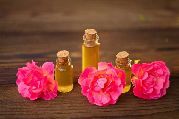 Güzel Cam masaya çiçek özü