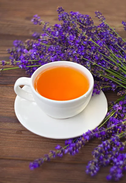 Delicioso té verde en un hermoso tazón de vidrio en la mesa —  Fotos de Stock