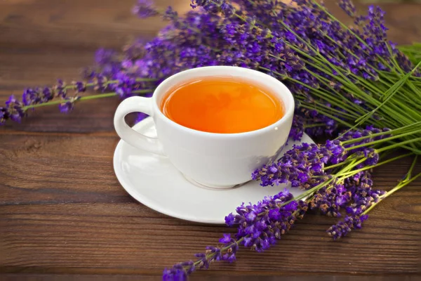 tablo üzerinde bir güzel cam kase lezzetli yeşil çay