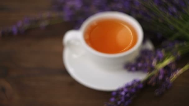 Délicieux thé vert dans un magnifique bol en verre sur la table — Video