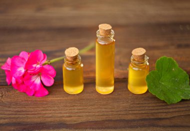 Güzel Cam masaya çiçek özü