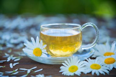 Masada yeşil çay olan kristal bardak.