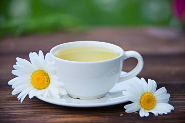 porcelainl Kupası ile yeşil çay tablo