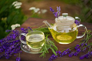 Güzel fincanda yeşil çay